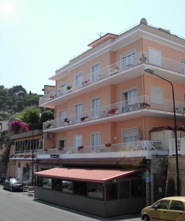 Hotel Nettuno دْيانو مارينا المظهر الخارجي الصورة