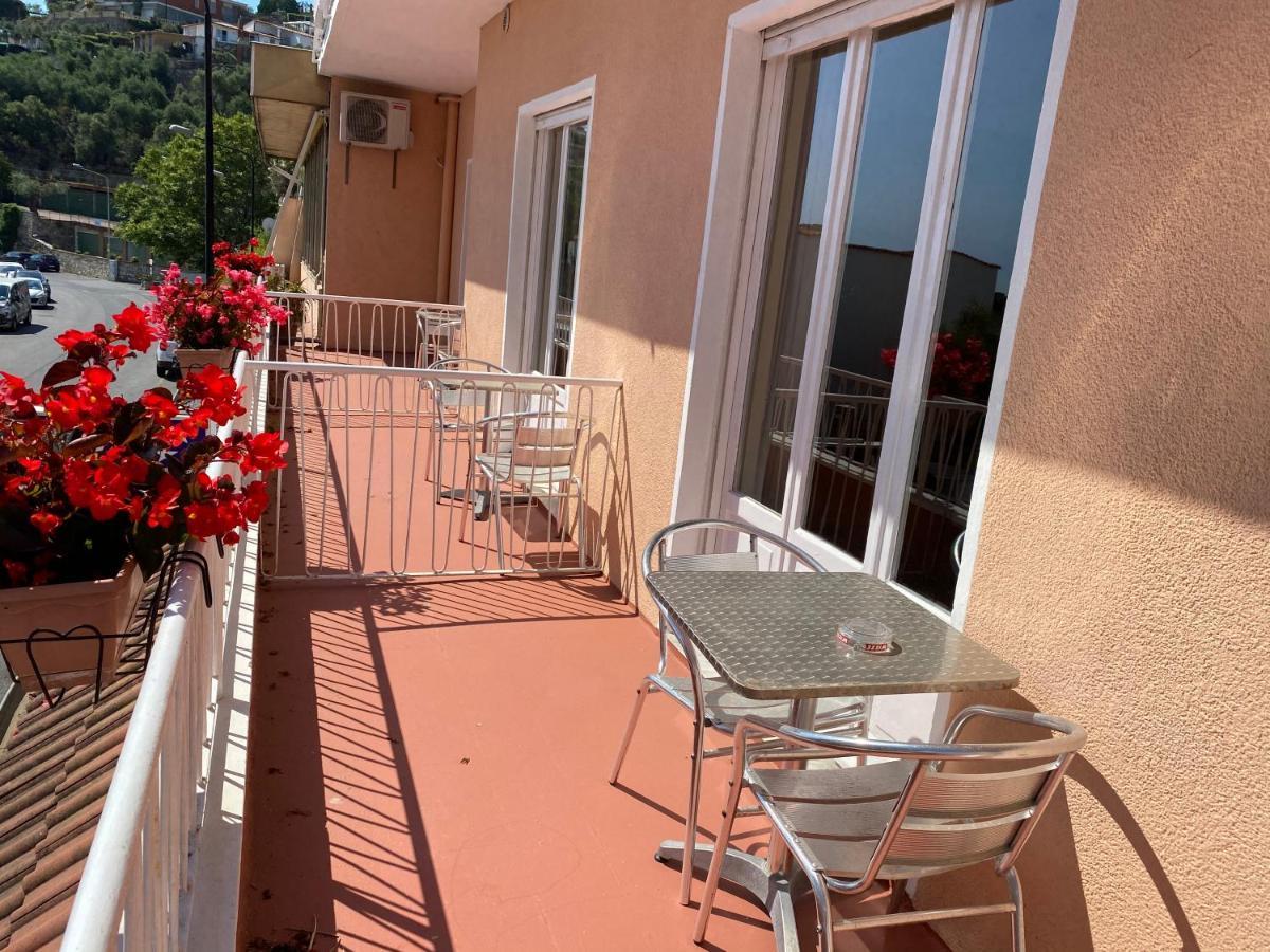 Hotel Nettuno دْيانو مارينا المظهر الخارجي الصورة